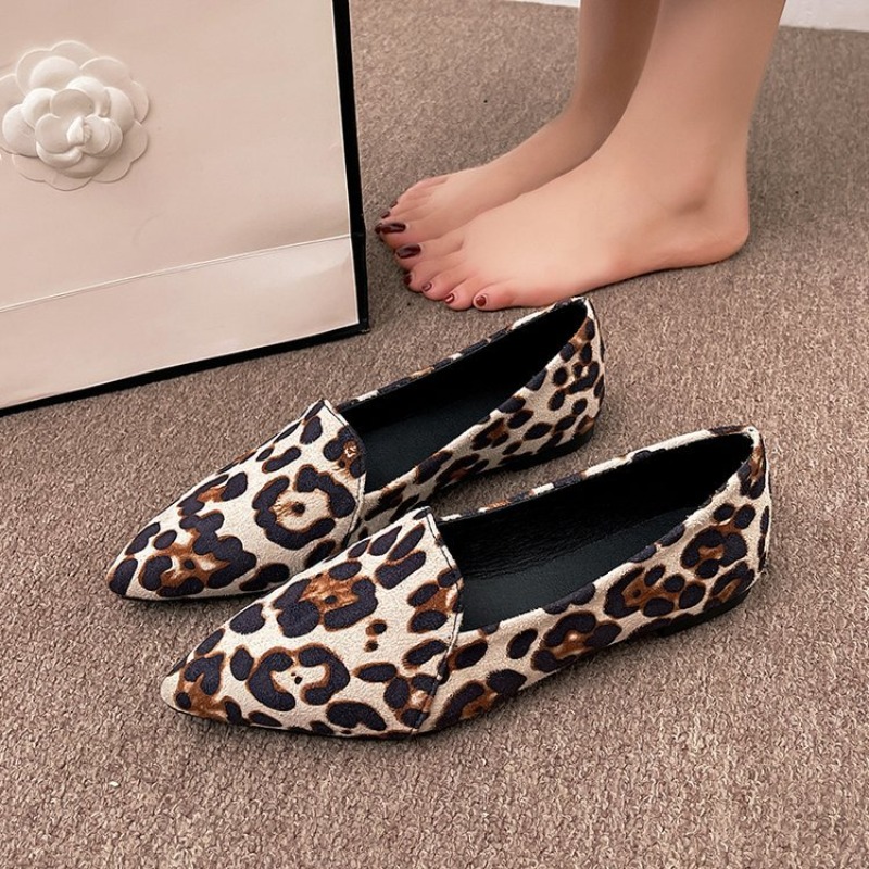 Pointed Toe Flat - حذاء نسائي مسطح بتصميم مدبب من
